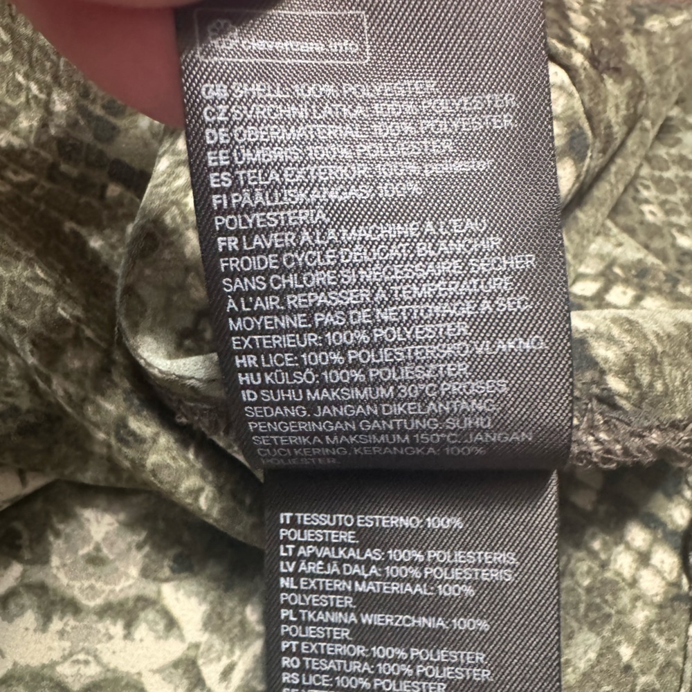 47. H&M Snakeskin Green Patterned Button-Up Shirt Size 2 - Picture 9 of 9